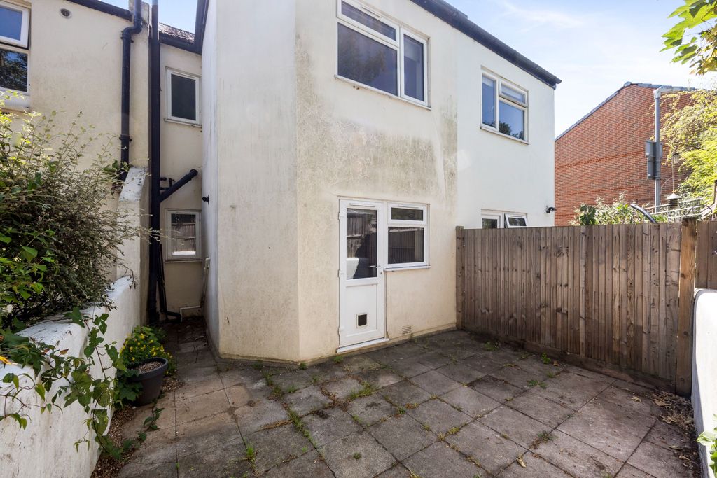 Property photo 2 of 16 37 Mortimer Road, Hove, East Sussex, Bn3 5Fg