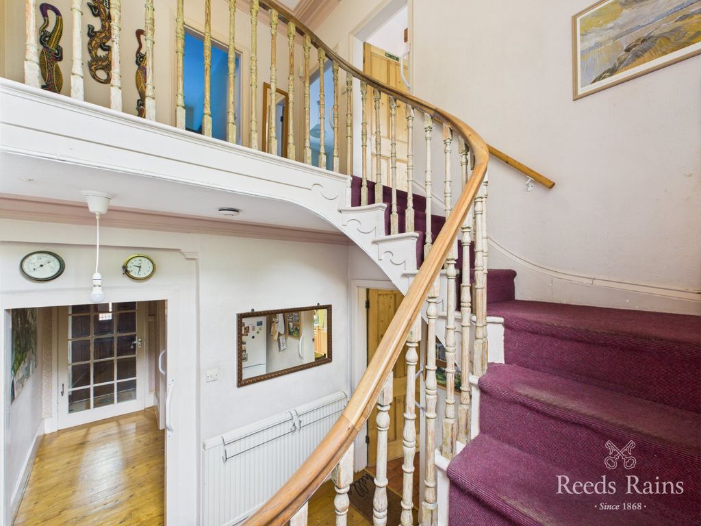 Property photo 2 of 32 Entrance Hall