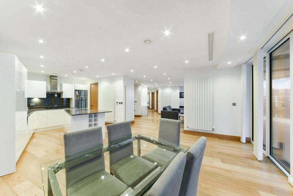 Property photo 2 of 12 Arena Tower, Crossha