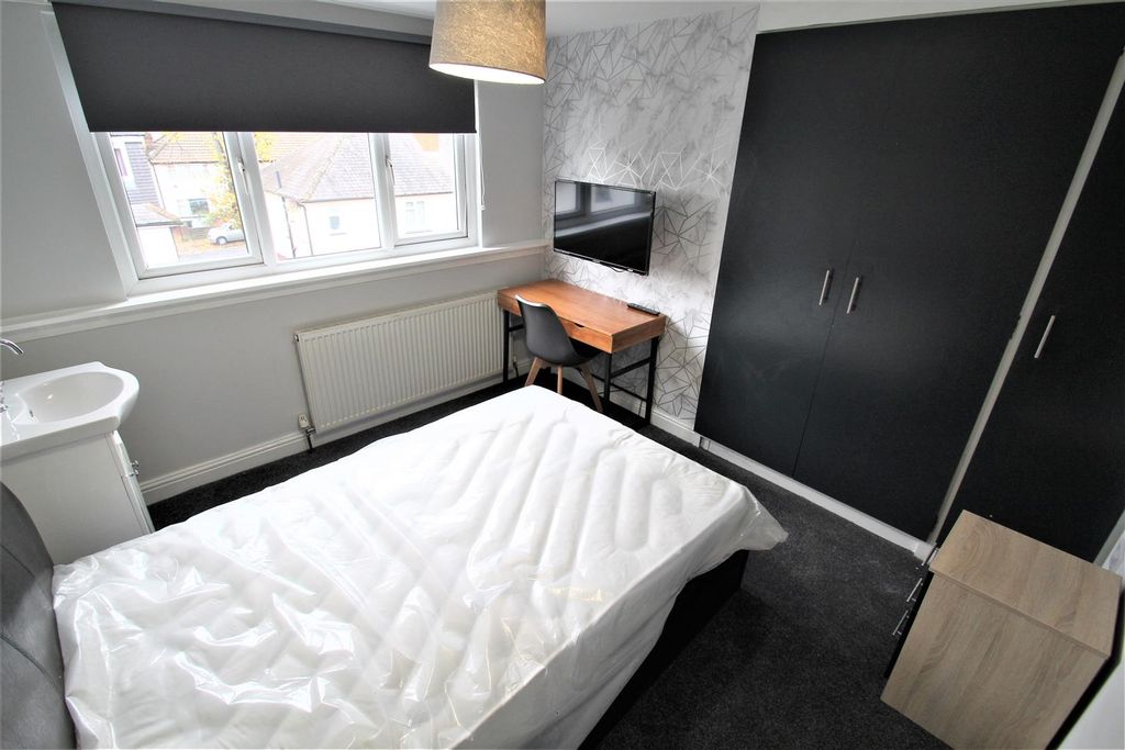 Additional image 4 of 5 bed terraced house to rentEstcourt Terrace, Headingley, Leeds, West Yorkshire LS6