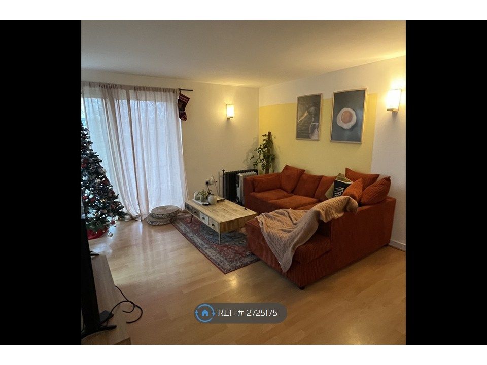 Property photo 1 of 11 Living Room