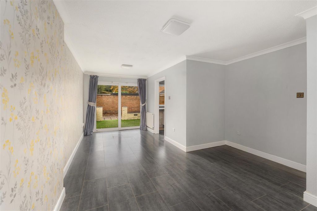 Property photo 2 of 16 10 Maple Close, Banbury-6.Jpg