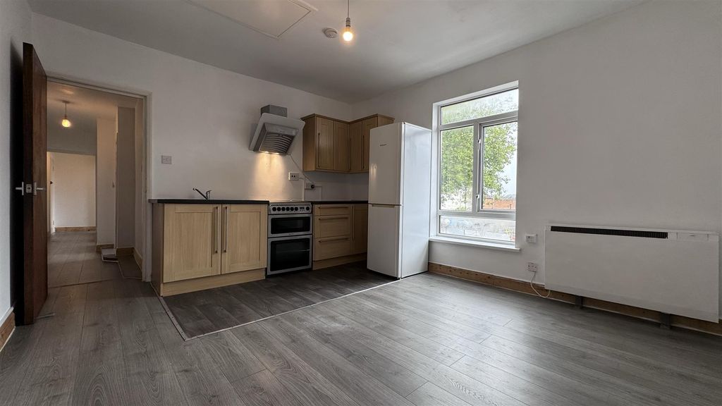 Property photo 1 of 18 Kitchen/Lounge