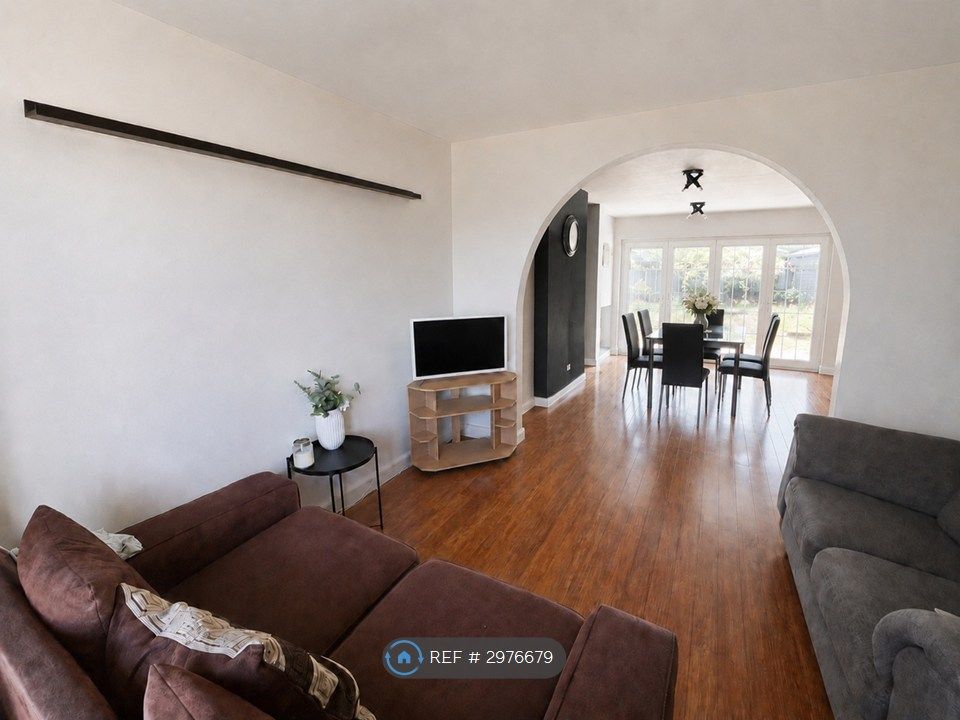 4 bed semi-detached house to rentBessemer Road East, Swindon SN2