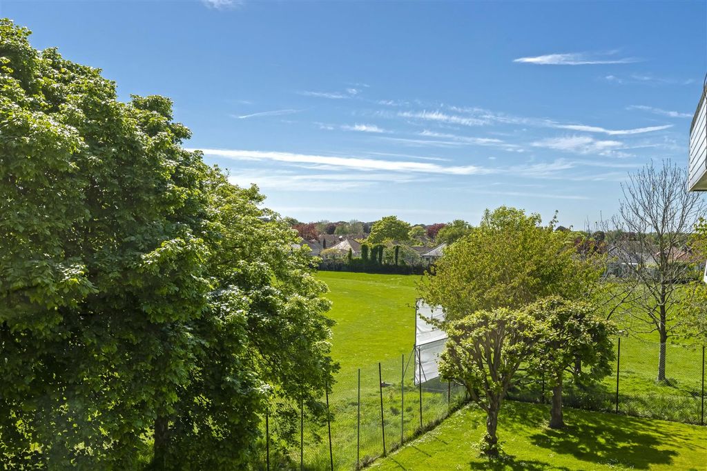 Property photo 3 of 16 11 Meadowside.Jpg