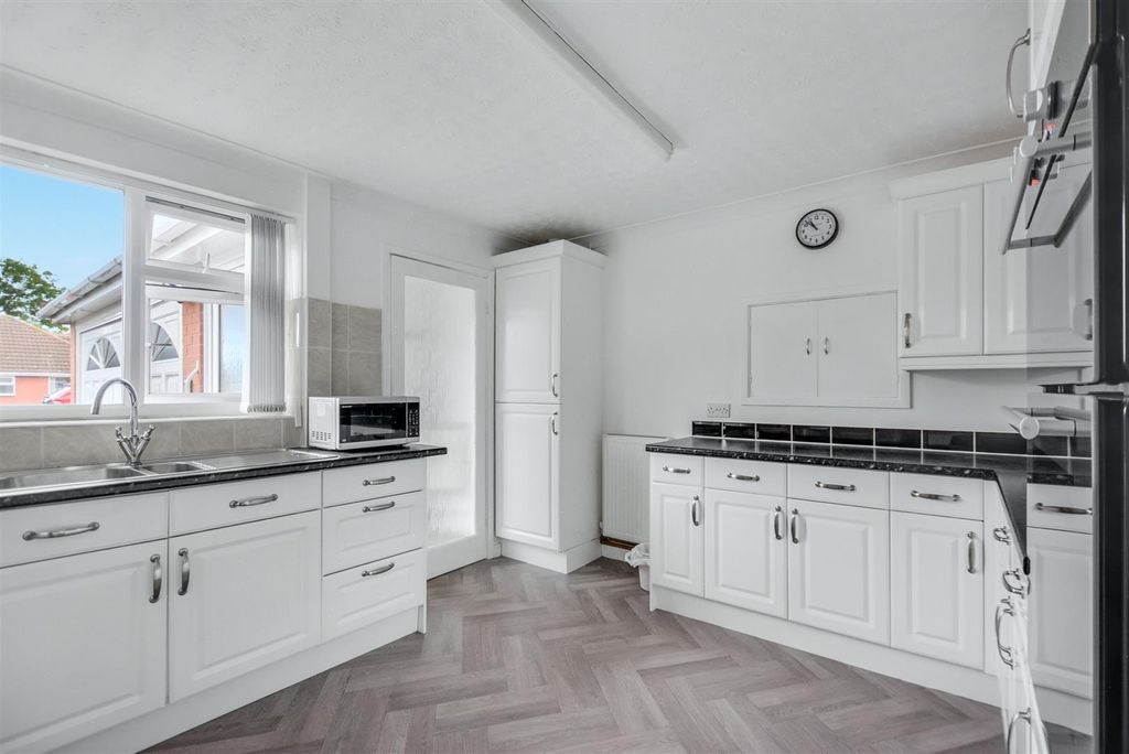 Property photo 3 of 26 Kitchen