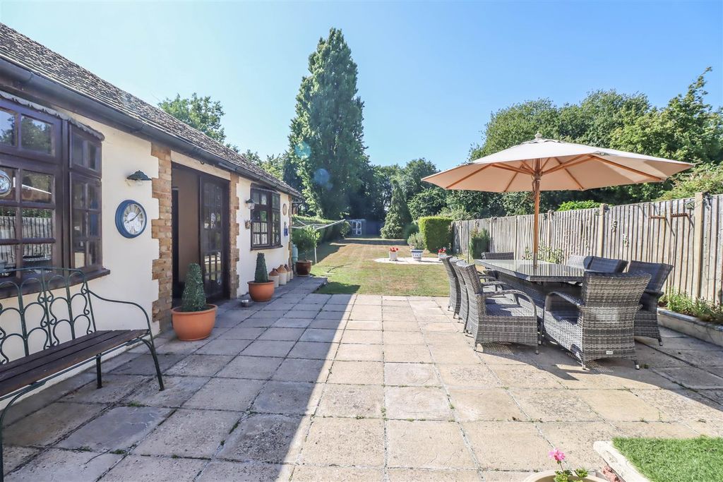 Property photo 2 of 28 111 Runwell Road Garden-2.Jpg