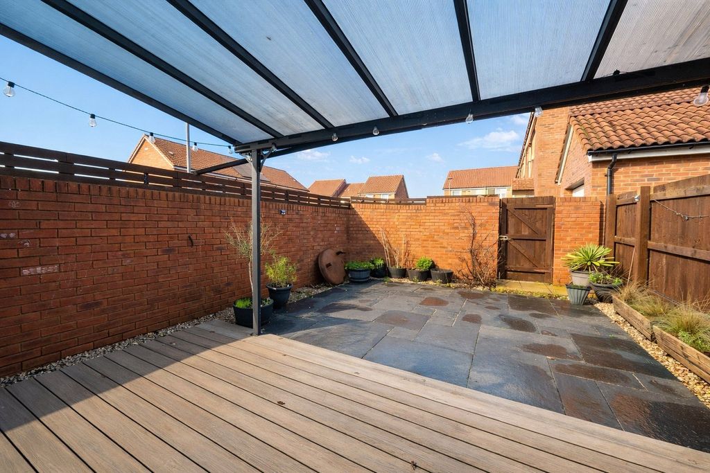 Property photo 2 of 12 Garden