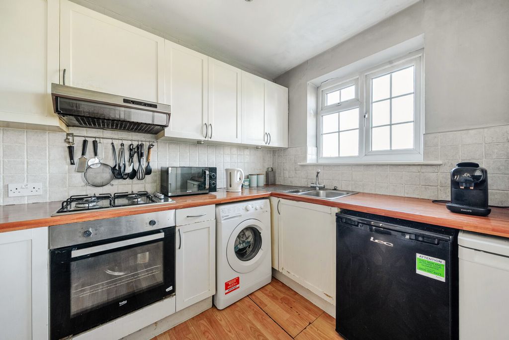 Property photo 3 of 9 Kitchen