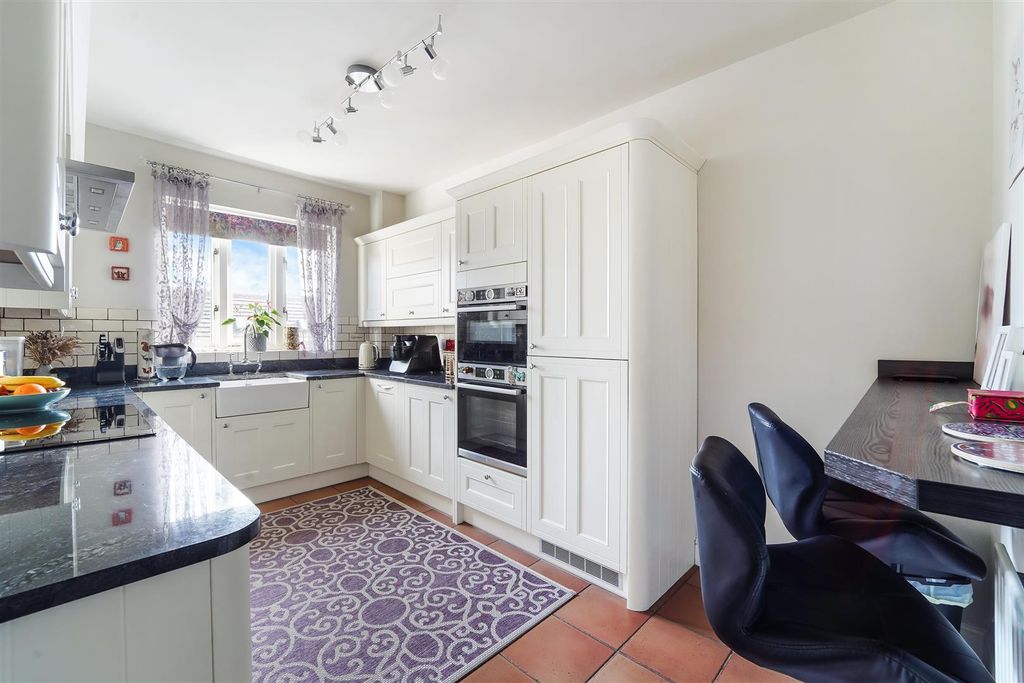 Property photo 3 of 11 Kitchen