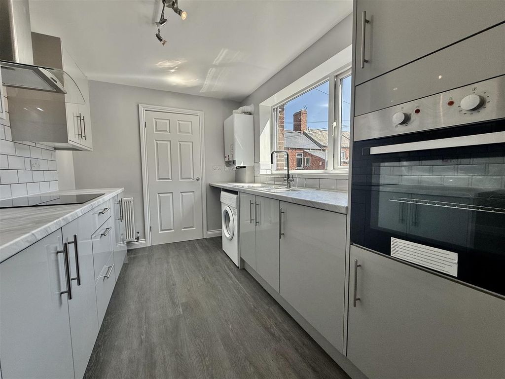 Property photo 3 of 10 Kitchen