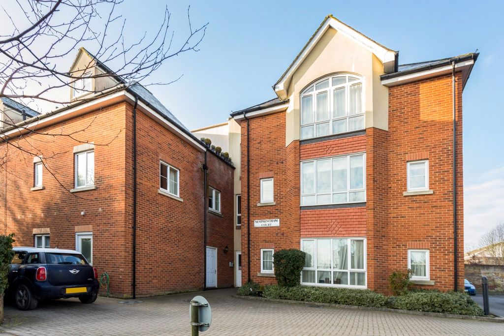 Property photo 1 of 12 Sempringham Court