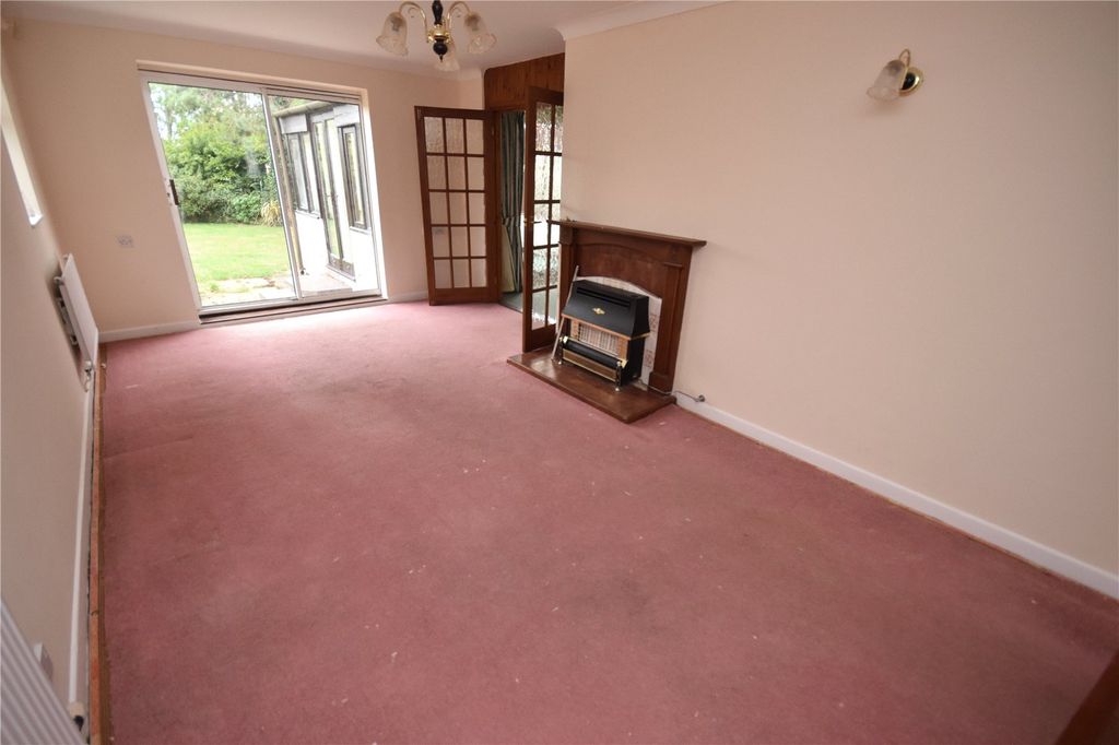 Property photo 3 of 13 Lounge