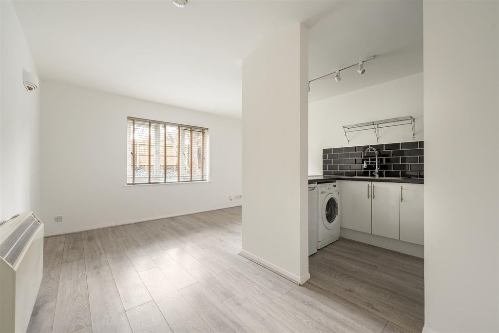 Property photo 2 of 11 Higham Station Avenue, E4