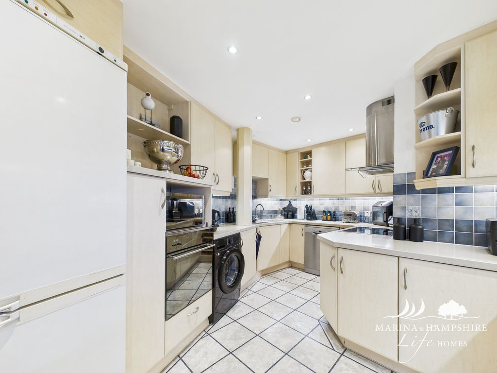 Property photo 3 of 26 Cam03915G0-Pr0026-Still018