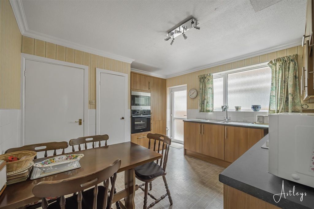 Property photo 2 of 18 Kitchen/Breakfast Room
