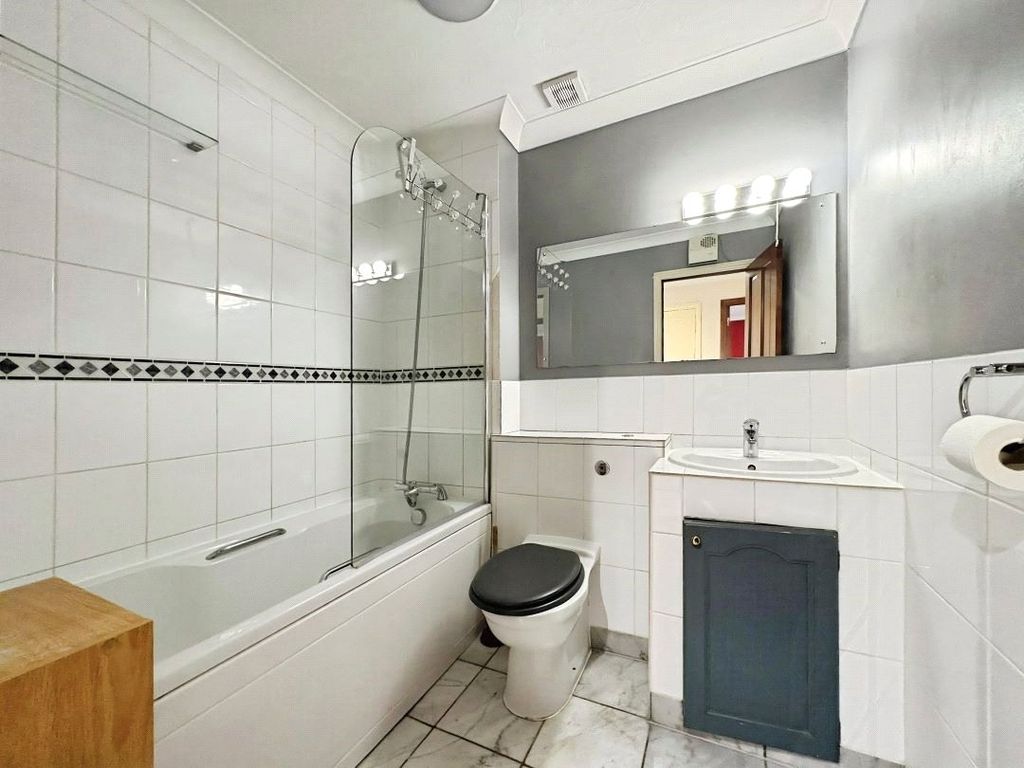 Property photo 2 of 7 Bathroom