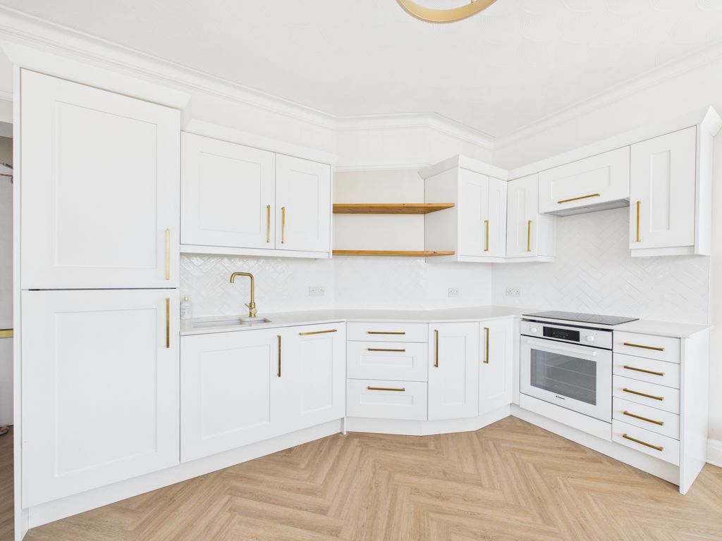 Property photo 2 of 7 Kitchen