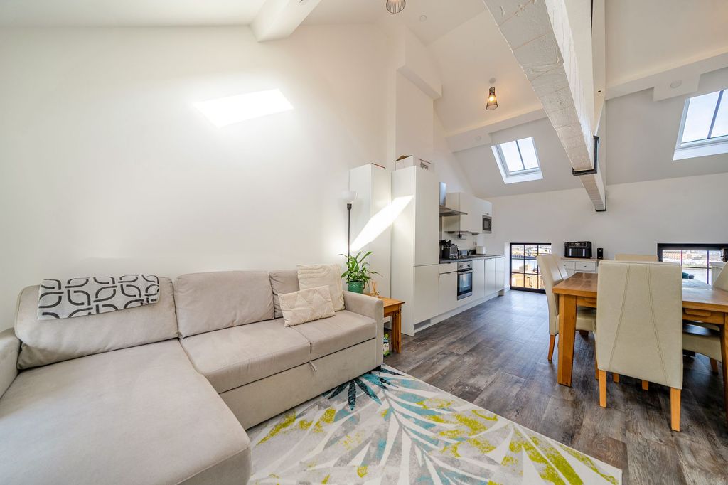 Property photo 2 of 22