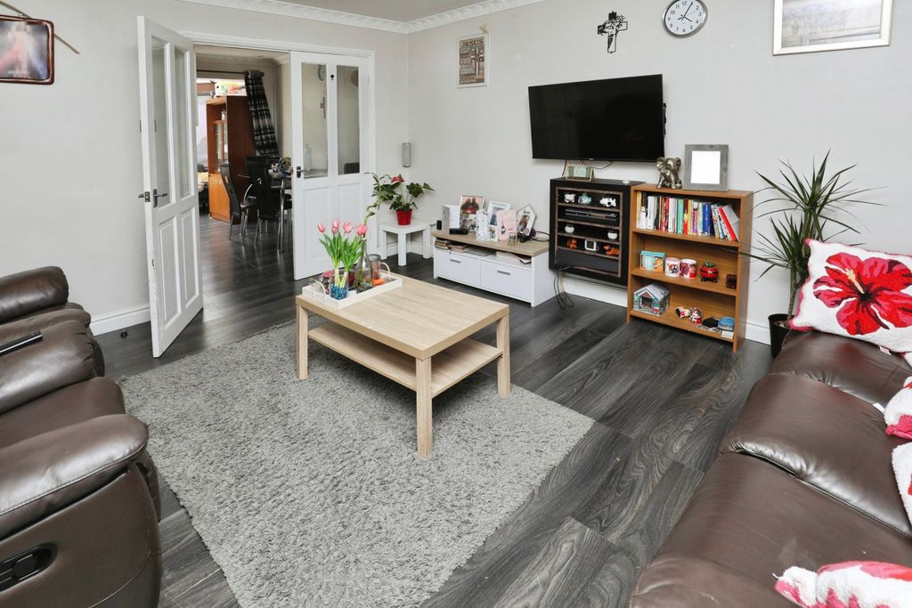 Property photo 3 of 17 Lounge
