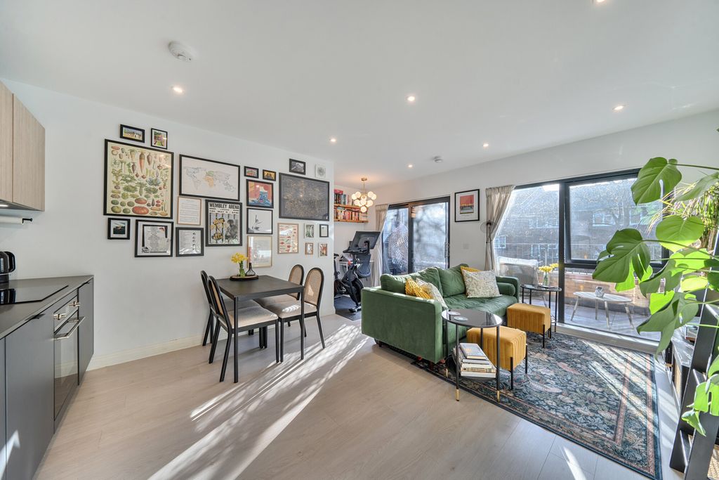 Property photo 3 of 12 Lounge