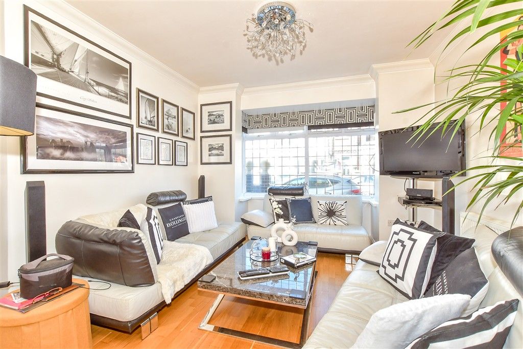 Property photo 3 of 16 Lounge