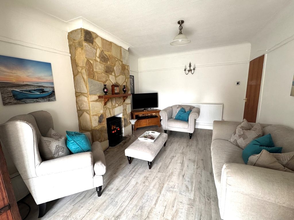 Property photo 3 of 12 Lounge Left