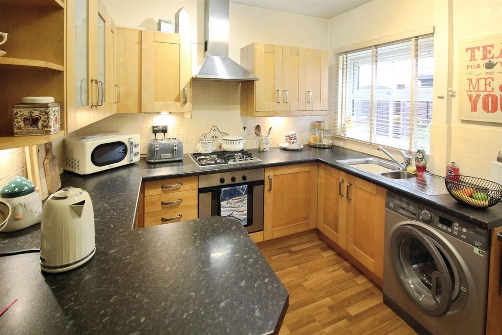 Property photo 3 of 11 Kitchen