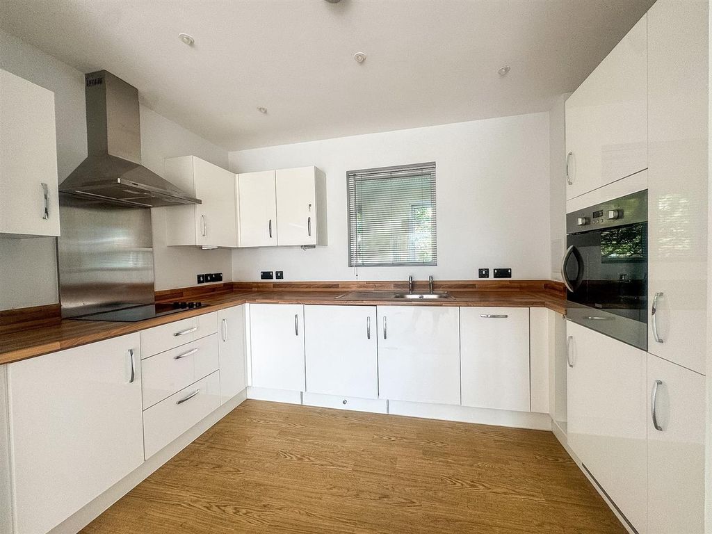 Property photo 3 of 17 Kitchen