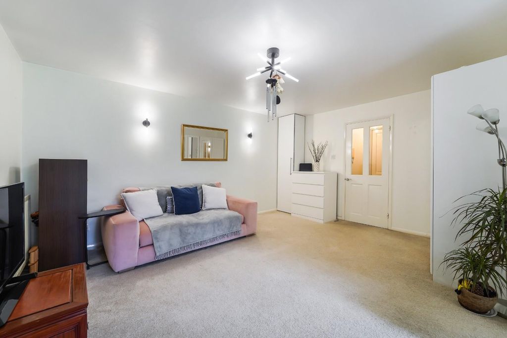 Property photo 3 of 14 Parkside Court