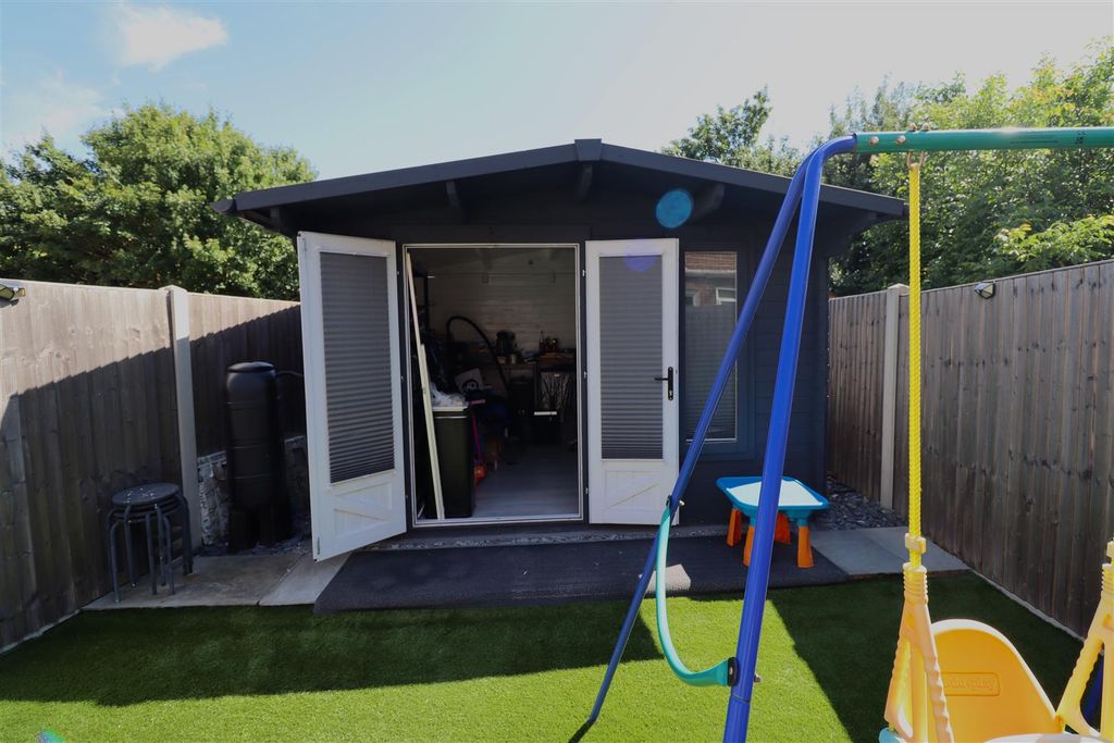 Property photo 2 of 18 12710.Jpg