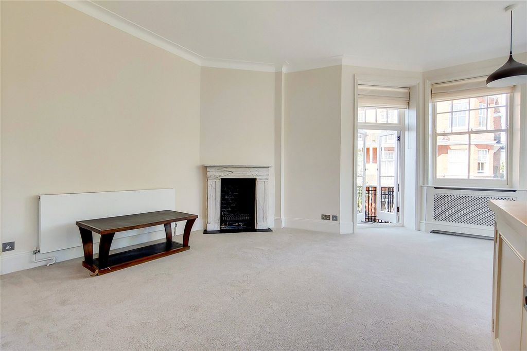 Property photo 3 of 10 5_Kitchen-Reception-