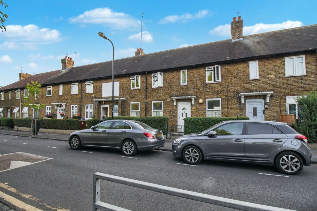 Property photo 2 of 12 12 Wigton Road, Walthamstow, London E17 5Hu
