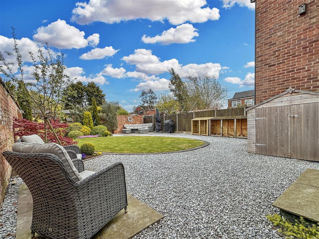 Property photo 3 of 27 Well-Appointed Garden 248