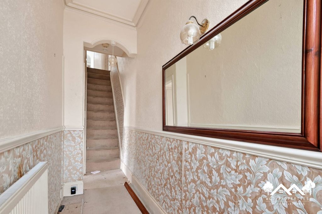 Property photo 2 of 32