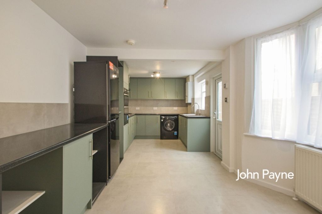 Property photo 2 of 11 Kitchen