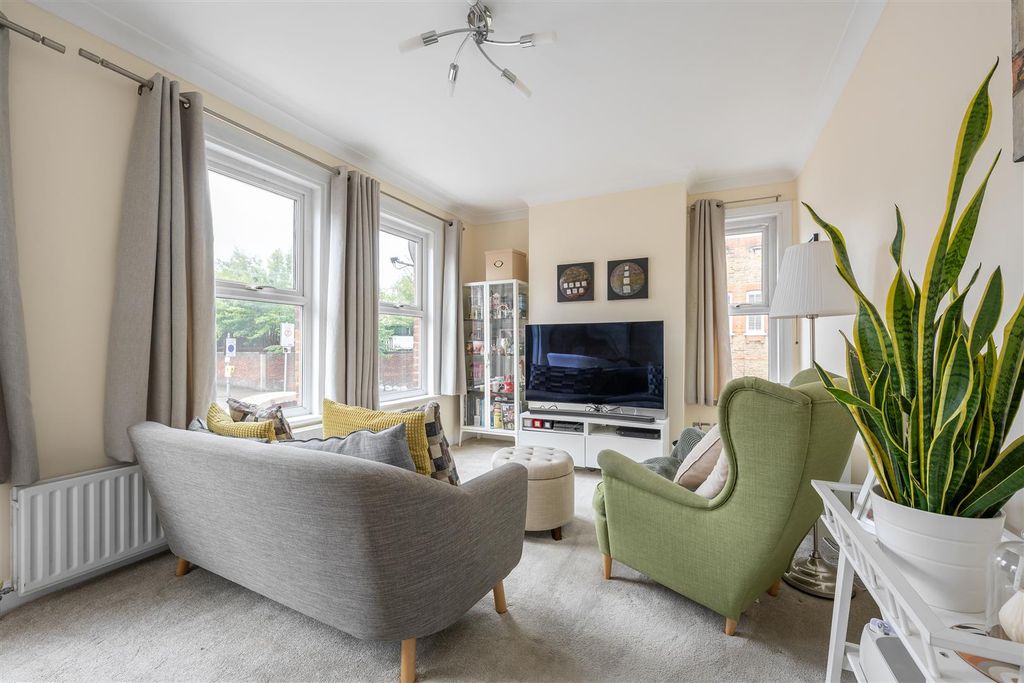 Property photo 2 of 21 Forest Road, E17