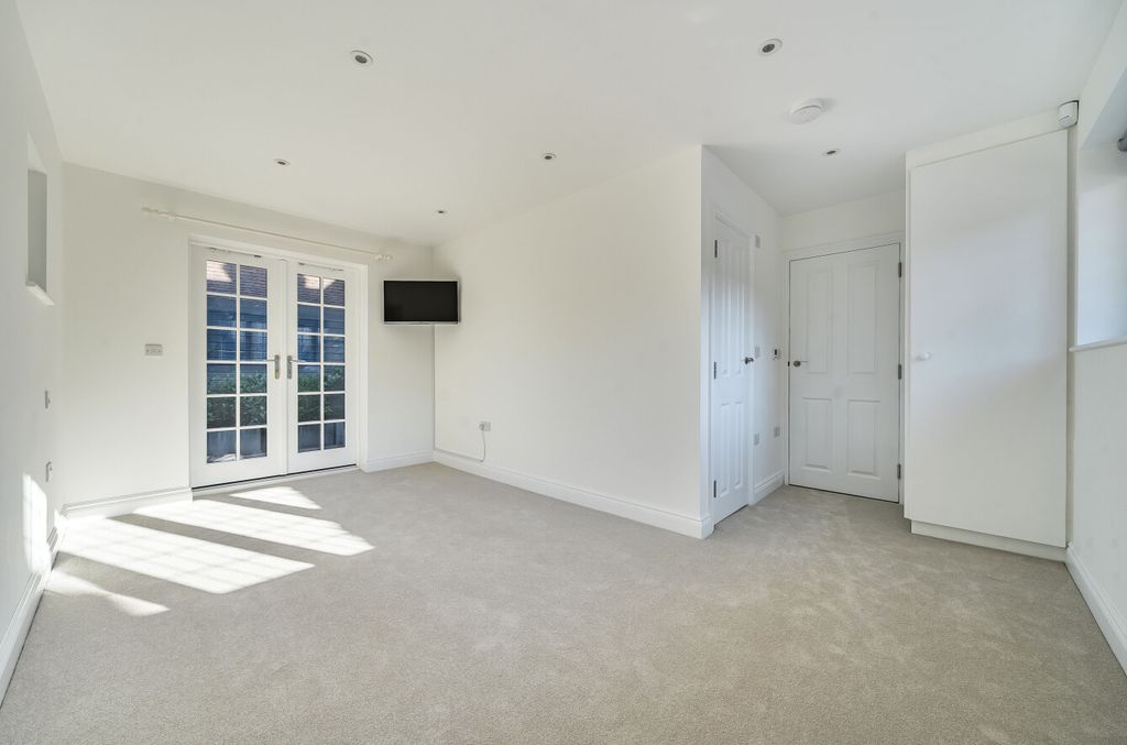 Additional image 4 of 2 bed flat for saleHigh Street, East Grinstead, West Sussex RH19