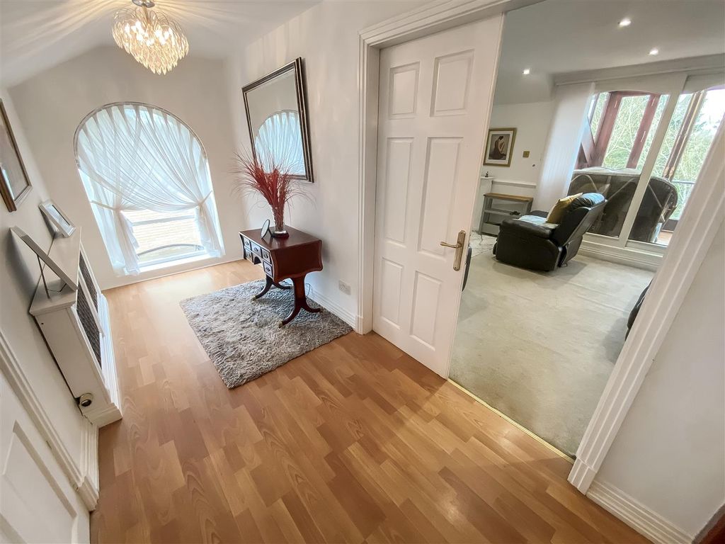 Property photo 3 of 25 Entrance Hallway