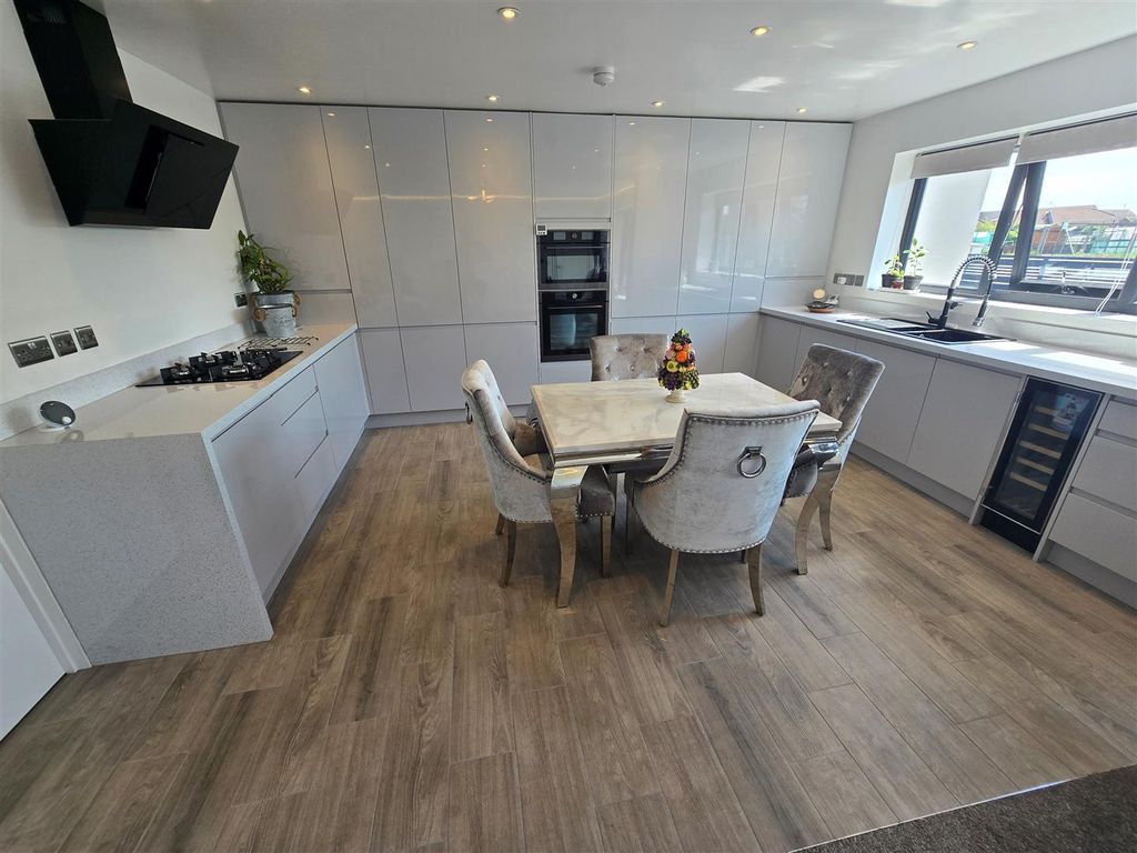 Property photo 3 of 26 Bungalow Lounge/Diner/Kitchen