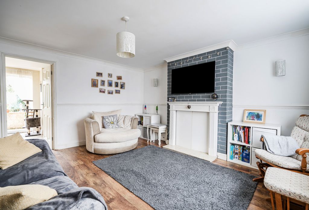 Property photo 3 of 17 Picture 3