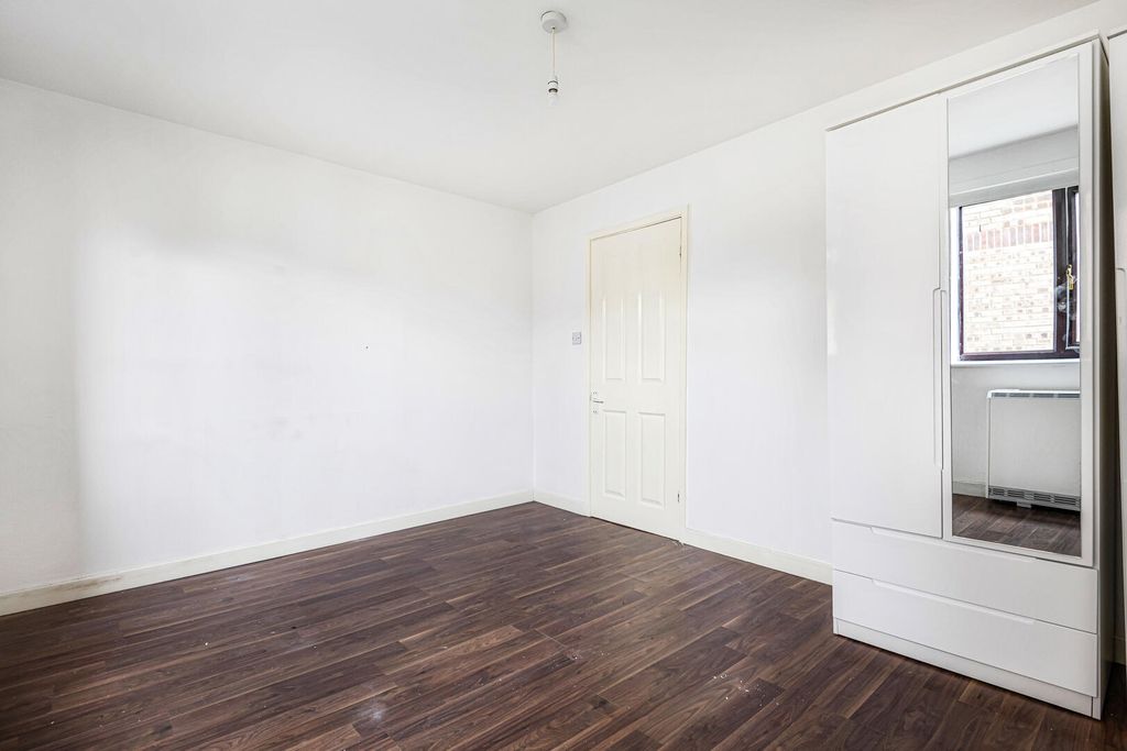 Property photo 2 of 16 Bedroom