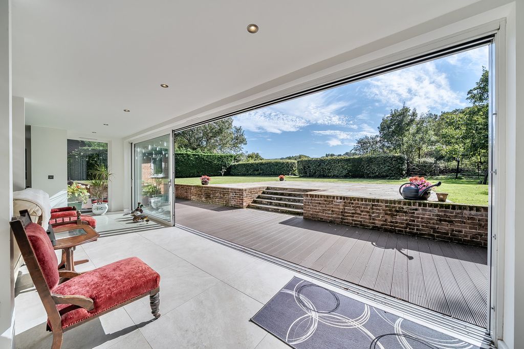 Property photo 1 of 28