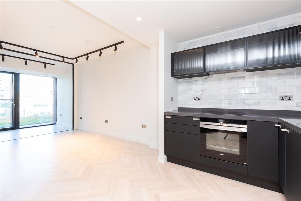 Property photo 3 of 15 N808 One Crown Place-3.Jpg