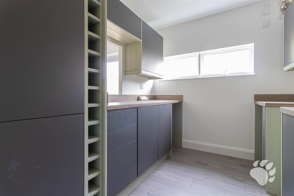 Property photo 2 of 10 Kitchen