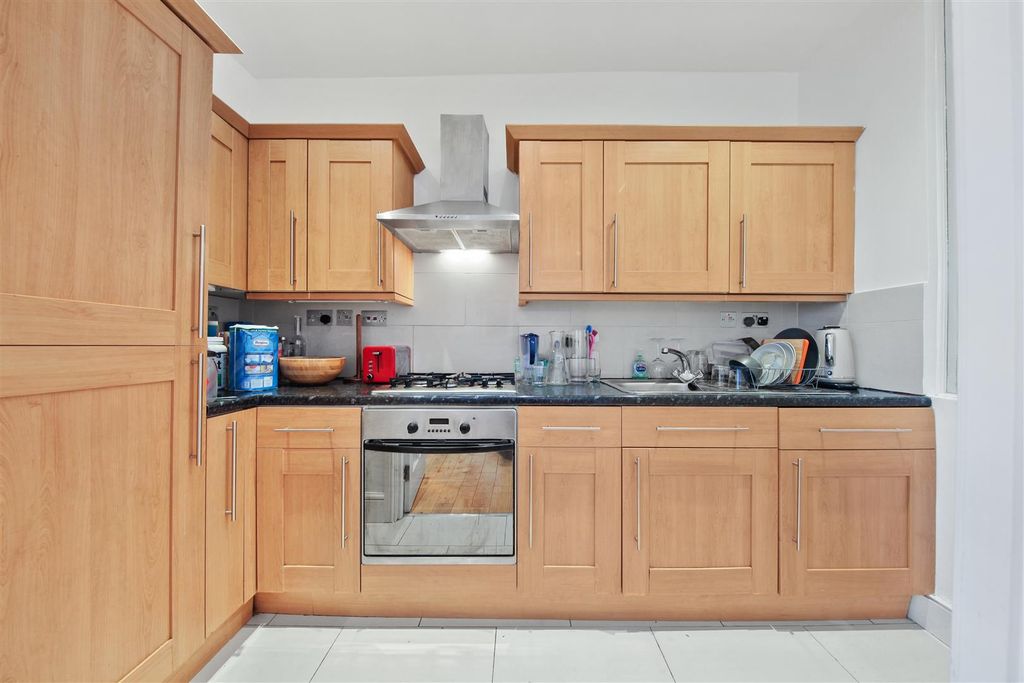 Property photo 3 of 9 Fully Fitted Kitchen