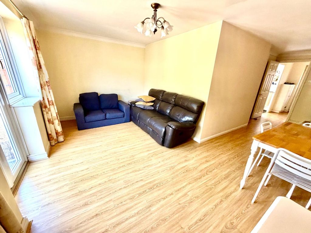 Property photo 2 of 6 Lounge