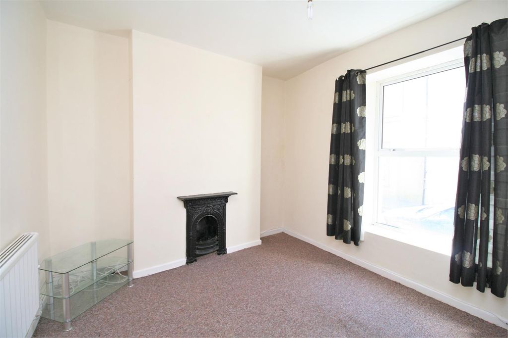 Property photo 2 of 7 Living Room