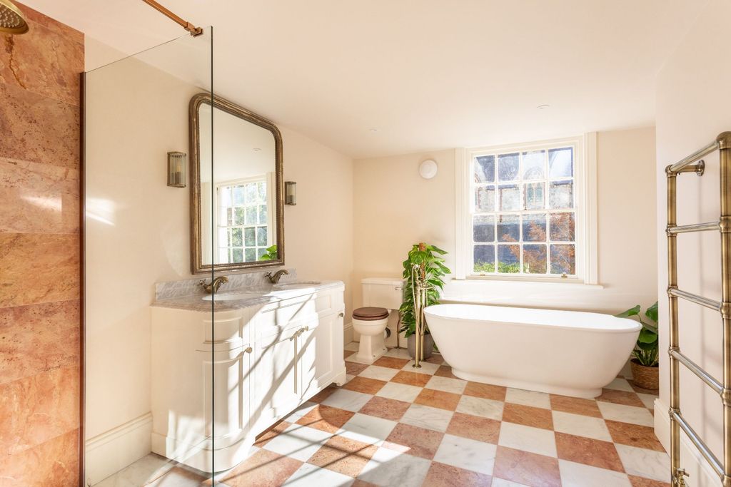 Property photo 2 of 31
