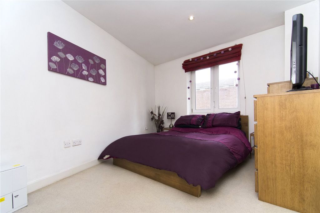 Property photo 2 of 5 Bedroom